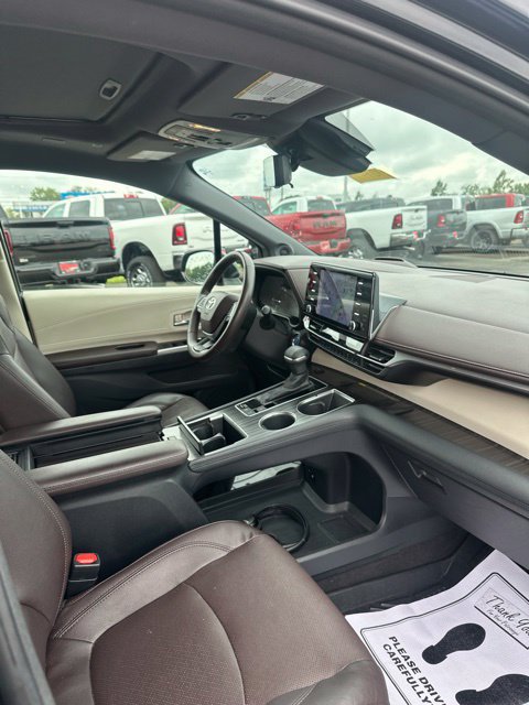 Used 2021 Toyota Sienna Platinum AWD/4WD image 24