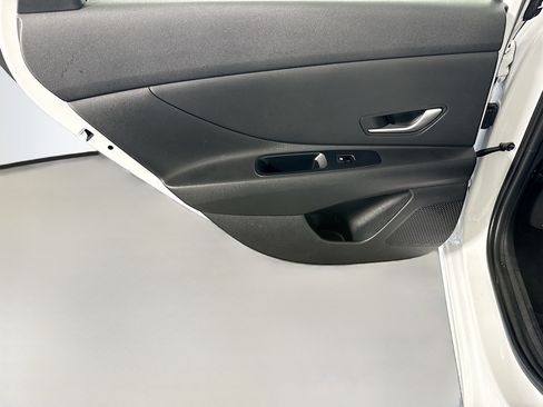 Used 2025 Hyundai Elantra SE FWD image 25
