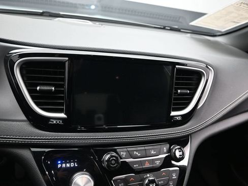 Used 2024 Chrysler Pacifica Limited FWD image 14