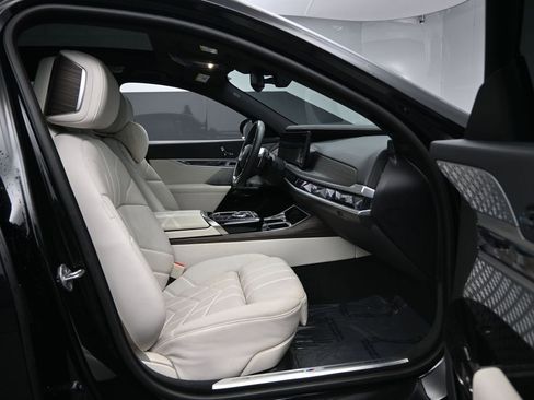 Used 2023 BMW 760i xDrive w/ Executive Package AWD/4WD image 32