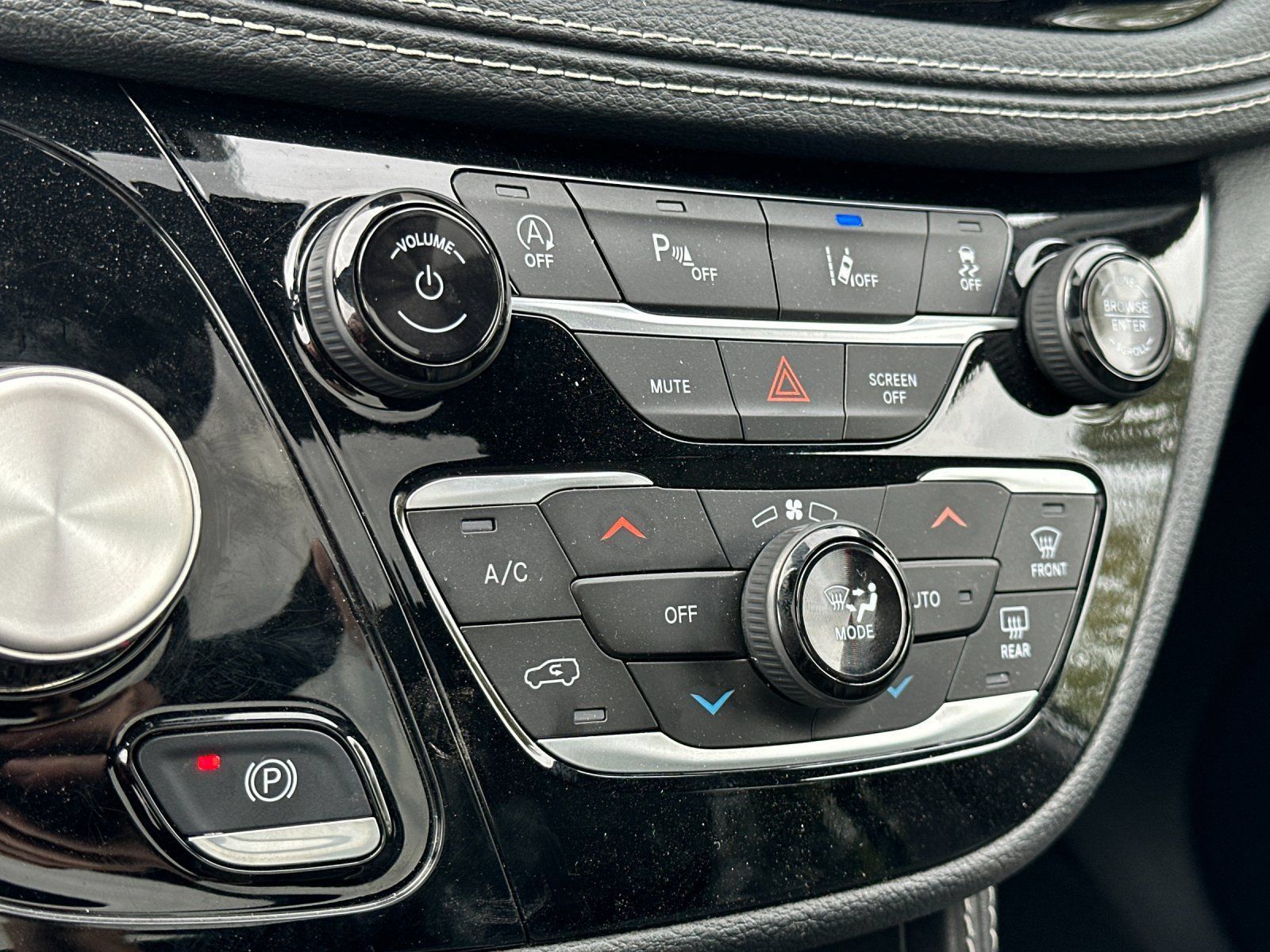 Used 2025 Chrysler Pacifica Limited FWD image 21
