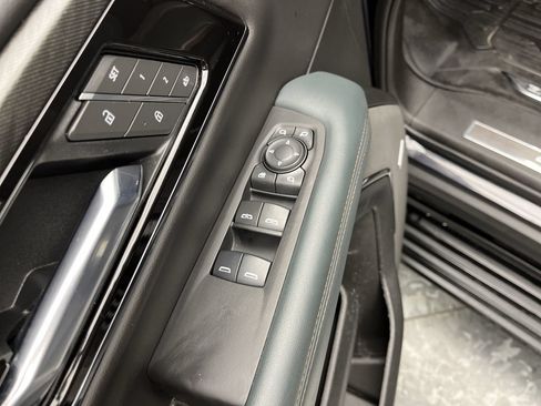 Certified 2025 GMC Yukon XL AT4 w/ AT4 Premium Package AWD/4WD image 10