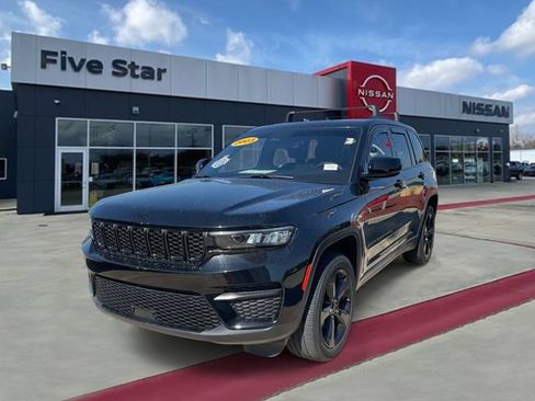 Used 2023 Jeep Grand Cherokee Altitude AWD/4WD image 3