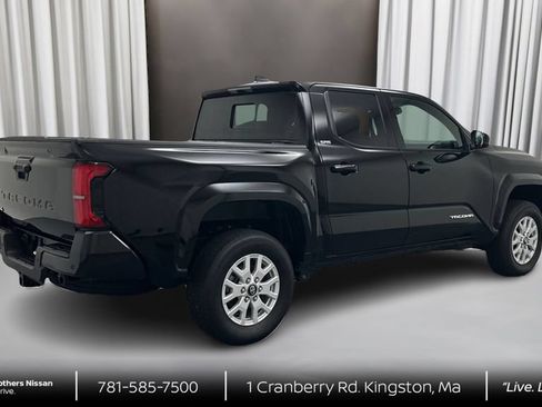 Used 2025 Toyota Tacoma SR5 AWD/4WD image 5