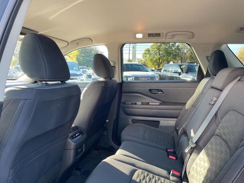 Used 2025 Nissan Pathfinder SV image 46