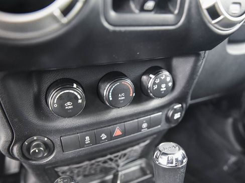 Used 2018 Jeep Wrangler Unlimited Sahara image 19