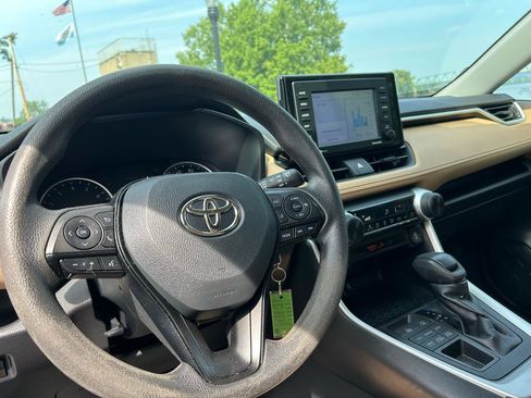 Used 2021 Toyota RAV4 LE AWD/4WD image 6