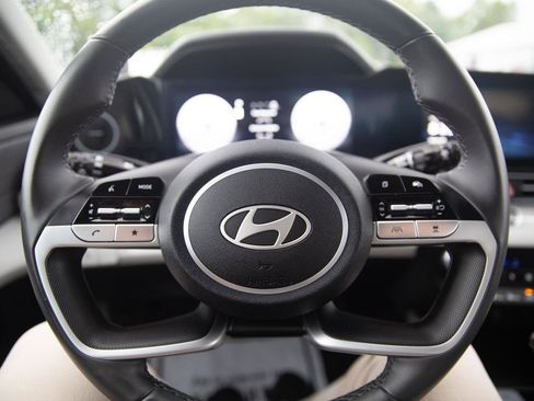 Used 2025 Hyundai Elantra Limited image 11