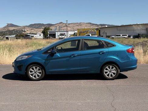 Used 2012 Ford Fiesta SE FWD image 2