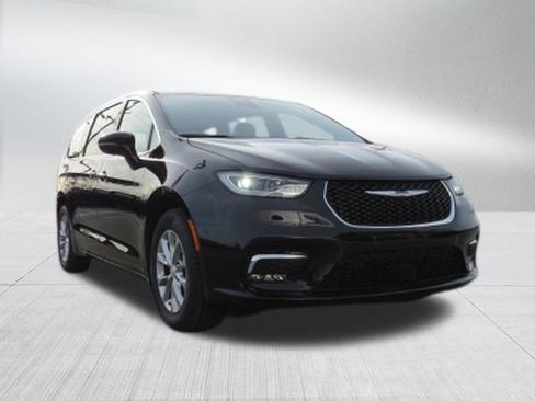 New 2026 Chrysler Pacifica Limited FWD image 9