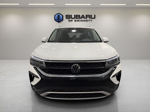 Used 2023 Volkswagen Taos SE w/ Panoramic Sunroof Package FWD image 8