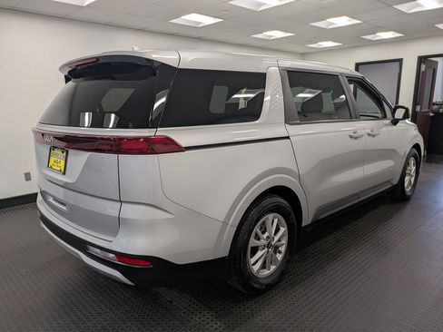 Certified 2022 Kia Carnival LX image 4