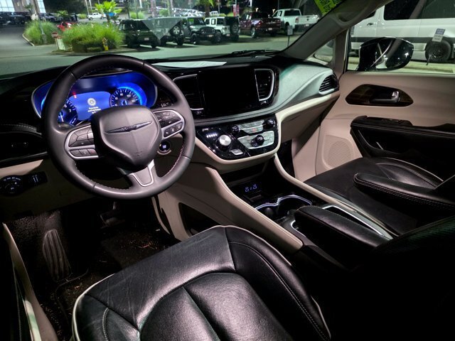Certified 2023 Chrysler Pacifica Limited FWD image 8