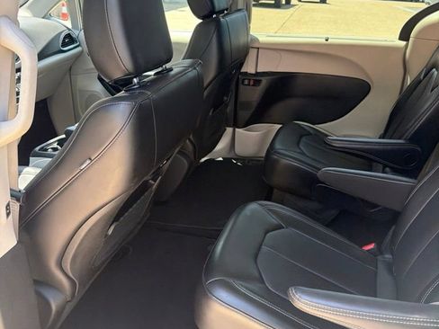 Used 2024 Chrysler Pacifica Touring-L FWD image 5