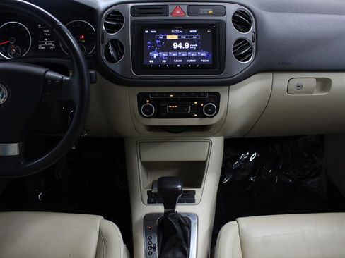 Used 2010 Volkswagen Tiguan SE image 11