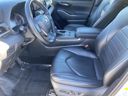 Used 2023 Toyota Highlander XLE image 16
