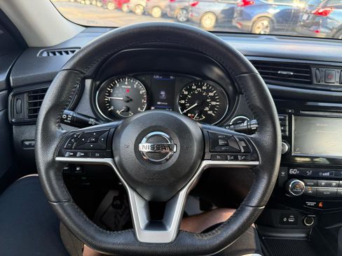 Used 2020 Nissan Rogue SV FWD image 14