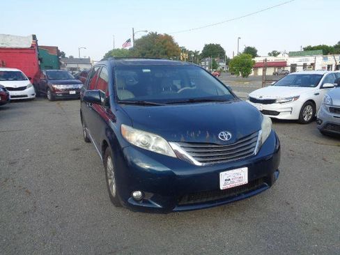 Used 2012 Toyota Sienna XLE image 3