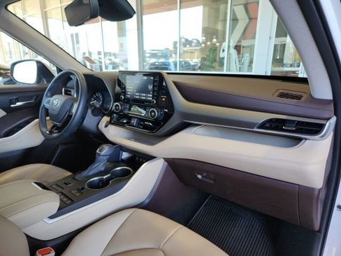 Certified 2021 Toyota Highlander XLE image 31