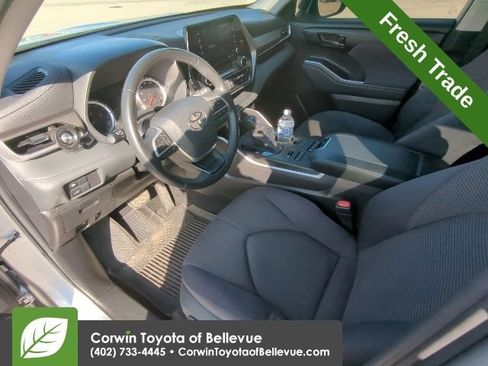 Used 2022 Toyota Highlander LE AWD/4WD image 11