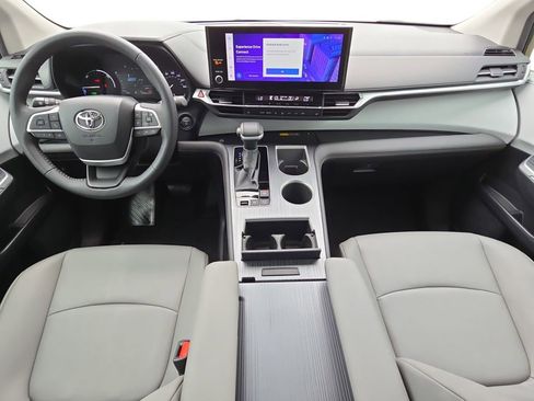 Used 2025 Toyota Sienna XLE FWD image 9