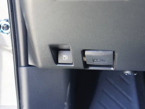 Used 2025 Toyota RAV4 LE AWD/4WD image 21