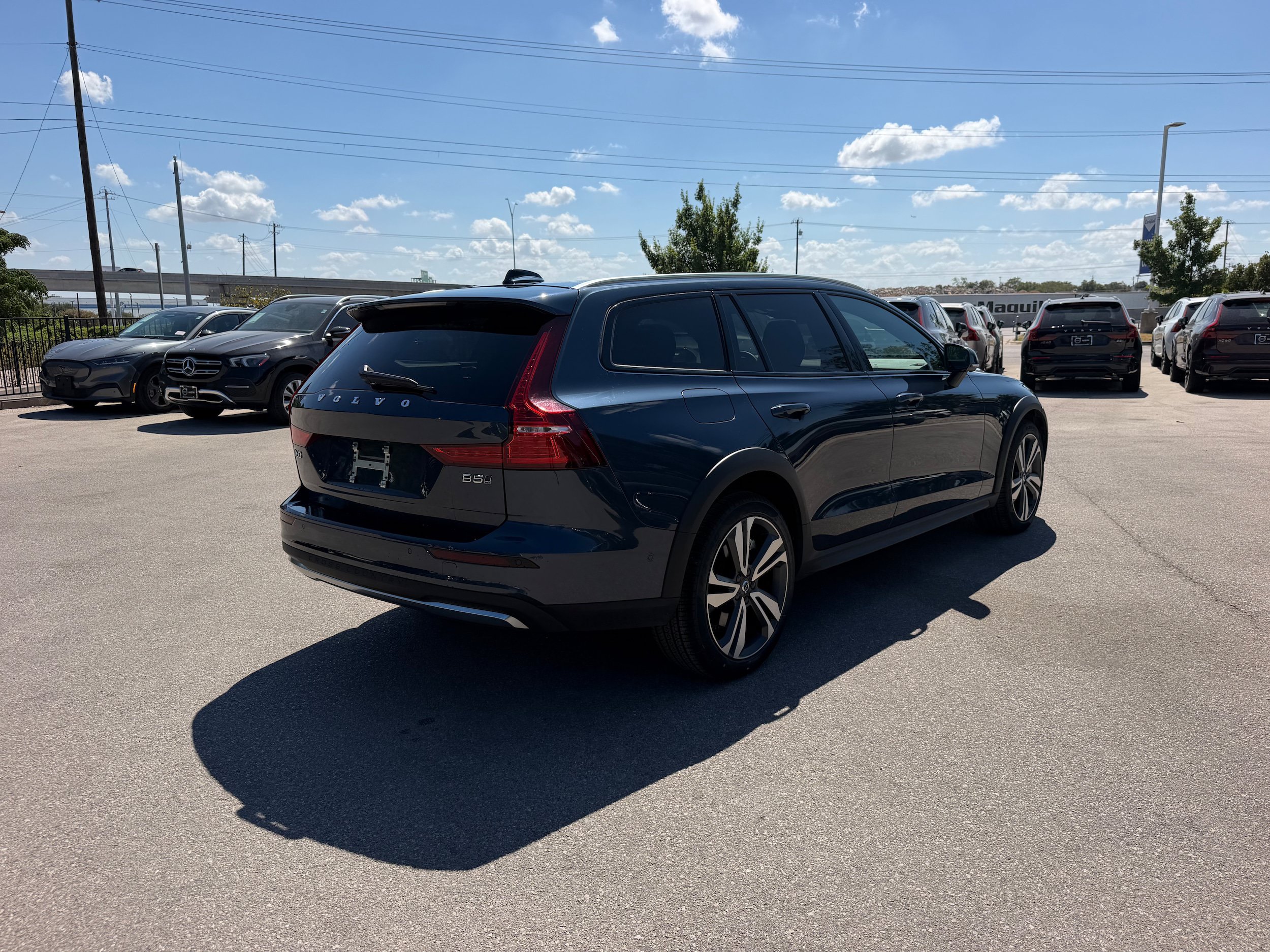 Certified 2025 Volvo V60 B5 Cross Country Plus AWD/4WD image 6
