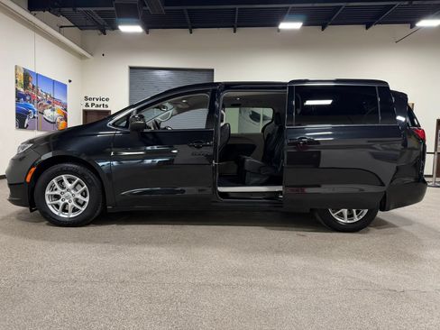 Used 2023 Chrysler Pacifica Touring-L FWD image 21