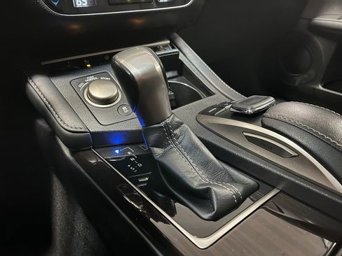 Used 2018 Lexus ES 350 w/ Luxury Package w/Wood Trim image 12