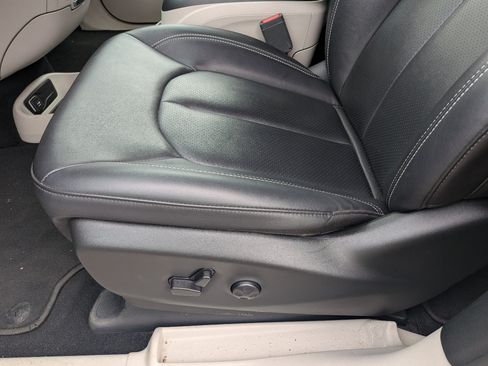 Used 2024 Chrysler Pacifica Touring-L FWD image 19