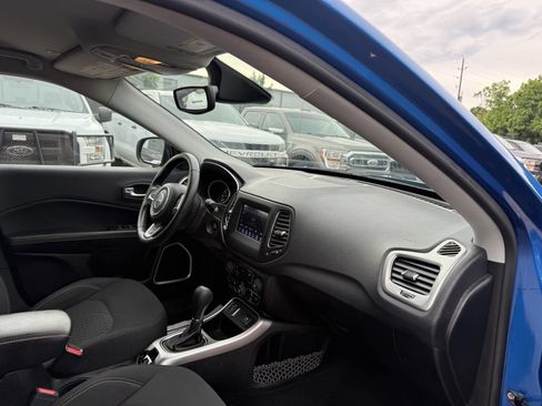 Used 2018 Jeep Compass Sport w/ Tech Group FWD image 9