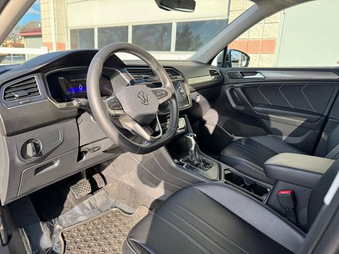 Used 2023 Volkswagen Tiguan SE image 9