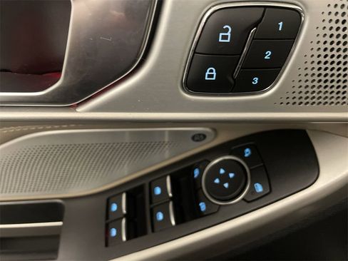 Used 2023 Ford Explorer Limited w/ Limited Technology Package image 17