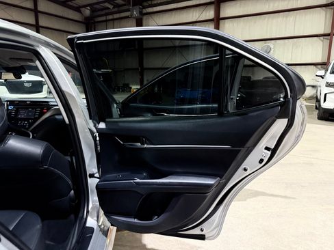 Used 2018 Toyota Camry SE FWD image 19