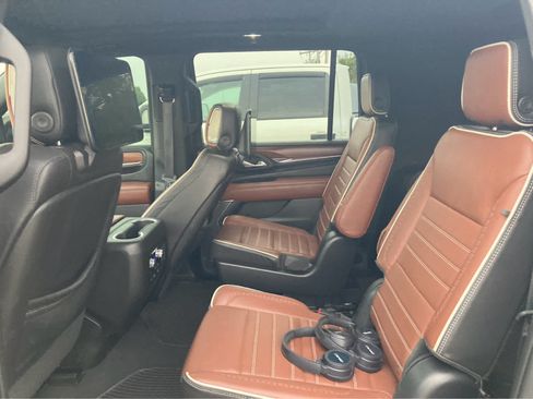 Used 2023 GMC Yukon XL Denali Ultimate AWD/4WD image 6
