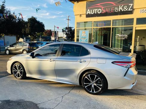 Used 2018 Toyota Camry SE FWD image 3