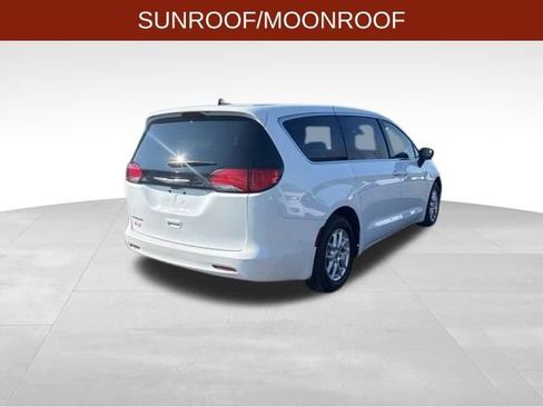 Used 2023 Chrysler Voyager LX FWD image 7