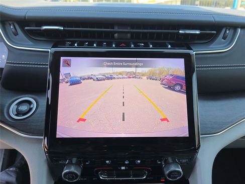 Used 2022 Jeep Grand Cherokee Overland w/ Luxury Tech Group IV image 28