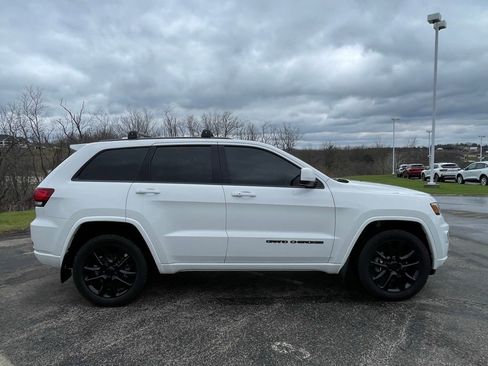 Used 2020 Jeep Grand Cherokee Altitude image 2