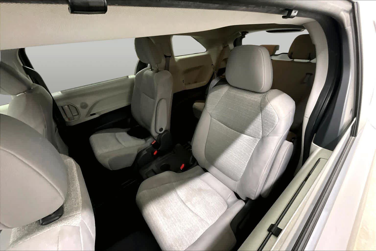 Used 2021 Toyota Sienna LE FWD image 20