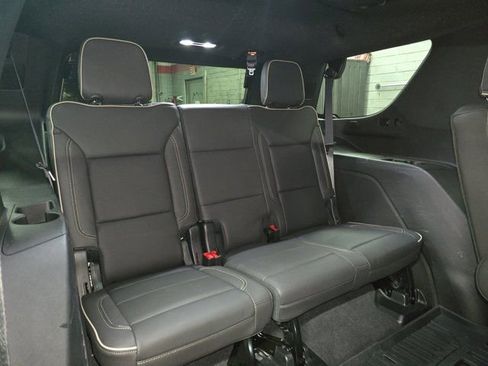 Used 2023 GMC Yukon SLT w/ SLT Premium Package image 12