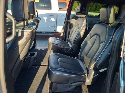 Used 2023 Chrysler Pacifica Limited w/ Uconnect Theater Family Group FWD image 9