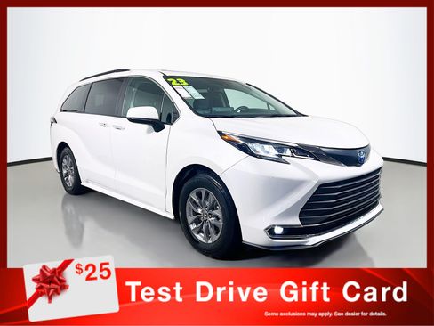 Used 2023 Toyota Sienna XLE FWD image 1