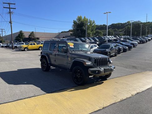 Used 2022 Jeep Wrangler Unlimited Sahara AWD/4WD image 6