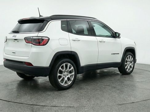 Used 2025 Jeep Compass Limited image 9