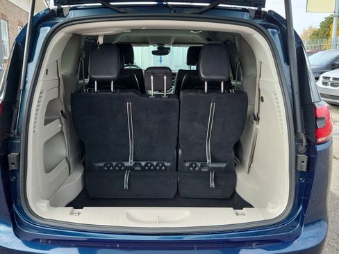 Used 2022 Chrysler Pacifica Touring-L image 11