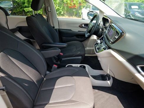 Used 2023 Chrysler Voyager LX image 34