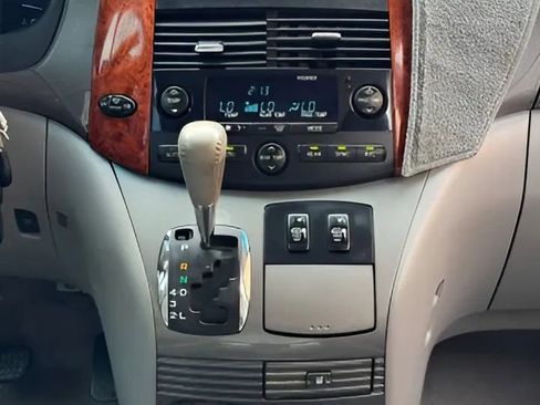 Used 2008 Toyota Sienna XLE Limited FWD image 32