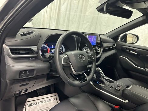 Used 2025 Toyota Highlander XSE AWD/4WD image 15