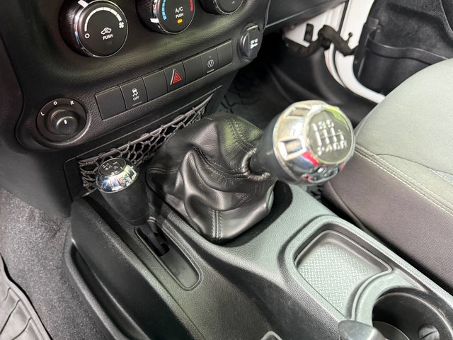 Used 2017 Jeep Wrangler Unlimited Sahara w/ Connectivity Group AWD/4WD image 23